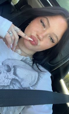 Pelo Color Vino, Flawless Face Makeup, Icon Pp, Hollaback Girl, Grunge Fashion Soft, Make Up Inspo, Cute Makeup Looks, Blake Shelton, Brunette Girl