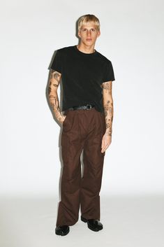 A utility cargo for the ultimate off-duty uniform. Easy-going and relaxed, these cargos are pleated for a slightly wider, straight-leg silhouette. Open the side-zip hems for a sportier 90's aesthetic. Dress down formal blazers and button-ups with an effortless, casual contrast. 90s Masc Outfits, Men’s Surf Style, Drum Outfit, Male Casual Outfits, Mens Grunge Outfits, Black 70s Fashion, Alt Mens Fashion, Tupac Fashion, Men Cargo Pants Outfit