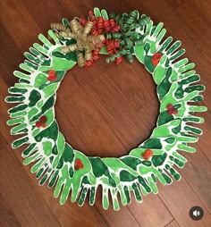 Class Wreath Ideas, Classroom Door Christmas Wreath, Hand Christmas Wreath, Handprint Wreath Craft, Elf Christmas Crafts For Kids, Handprint Wreath Preschool, Wreath Crafts Preschool, Classroom Wreath Ideas, Handprint Wreath Christmas