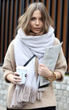 Moda i styl Style Désinvolte Chic, Fall Fashion Coats, Mode Tips, White Scarf, Blazer Outfit, Business Outfit, Womens Fashion For Work, 가을 패션