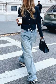 Parisian Chic Outfits, Rok Midi, Sandal Tali, Chanel Style Jacket, Look Jean, Walking Down The Street, Mode Jeans, Mode Boho, Mode Casual