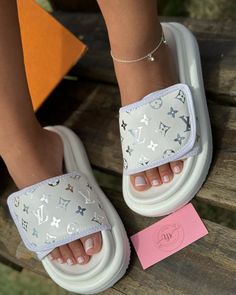 Crocs Fashion, Fashion Shoes Heels, Pretty Shoes Sneakers, Jordan Shoes Girls, Shoes Heels Classy, Shoes Outfit Fashion, Fashion Slippers