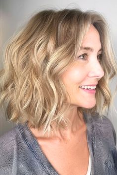 Wavy Lob Hairstyle for Women Over 50 with Fine Hair. Beach Wave Lob Haircut, Wavy Long Bob, Long Bob Blonde, Textured Lob, Flattering Hairstyles, Find Hairstyles, Hairstyles For Women Over 50, Lob Hairstyle, Lob Haircut