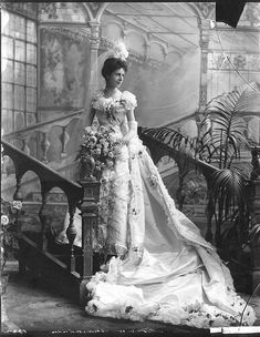 Victorian Alva Vanderbilt, Victorian Bride, Victorian Wedding Dress, Court Dresses, Vintage Wedding Photos, Victorian Wedding, Wedding Gowns Vintage, A Wedding Dress