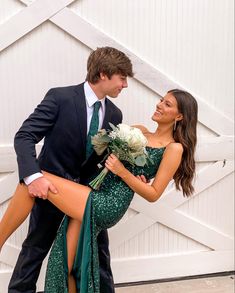 Prom Couples Green Dress, Green Prom Look Couple, Matric Dance Couple Outfits, Emerald Green Prom Pictures, Green Prom Date Outfits, Green Prom Dress Couple Pictures, Prom Posses Ideas, Winter Formal Date Pictures, Prom Dresses For Dirty Blonde Hair