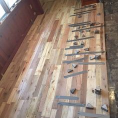 there are many pieces of wood that have been laid out on the floor in this room