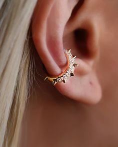 No piercing ear cuff with spikes will add a bit of rock'n'roll vibe to your outfit. Such cuffs require no piercing of your conch, they slide on your ear and hug it from both sides without any piercing necessary. Price is for 1 ear cuff (suitable for either left or right ear) Ear cuffs are available in silver, gold and rose gold options. The price includes only 1 ear cuff earring, the rest of the earrings you might see on the photos are placed there as a styling solution and can be bought separat Punk Style Single Cartilage Earring, Punk Style Pierced Ear Cuff For Party, Punk Style Single Ear Cuff, Edgy Gold Cartilage Earrings, Spike Ear Cuff, Rose Gold Ear Cuff, Ear Cuff Silver, Minimalist Ear Cuff, Cuff Earring