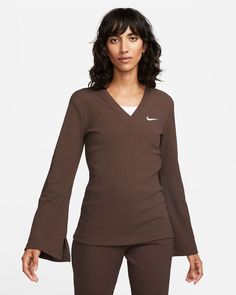 #ad Premium Nike Women's Ribbed Jersey Long-Sleeve V-Neck Top Size M Brown FD5258-237, Fashion Tops Fall Activewear, Add Aesthetic, Modest Activewear, Womens Activewear Tops, Wrinkled Clothes, Nike Sportswear Women, Stylish Activewear, Thrifted Outfits, Activewear Fashion