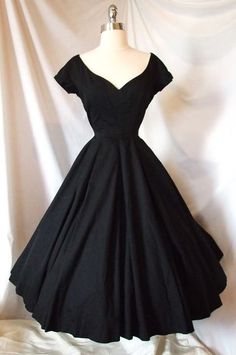 Black Satin Prom Dress, Simple Party Dress, Wedding Evening Gown, Portrait Dress, Fiesta Outfit, Short Dress Styles, Cocktail Party Dresses, Dresses Homecoming, Prom Dresses Vintage