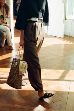 The Row Pre-Fall 2024 Fashion Show | Vogue Sleek Outfit, Carolyn Bessette, Outfit Everyday, Kate Olsen, Outfit Classy, Chloe Sevigny, Olsen Twins, Luxury Office, Fashion Shoes Flats