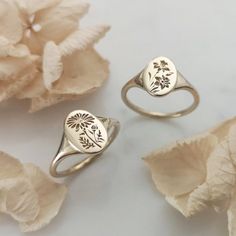 Elegant and unique 14k gold Daffodil signet ring, Vintage style floral signet. Birth flower jewelry. * Band width: 1.6 mm, wide part width: 12 mm* Thickness: 1.6 mm* Available in 14K or 18K YELLOW, WHITE and ROSE gold.   The price listed is for 14K please contact me for 18K pricing.* Sizes vary from 5 US to 9 US, including half sizes.    Please choose your size upon checkout.* Please choose a finish: Shiny or Matte, and mention in note to seller.* This item is handmade, please allow 3-4 weeks of Unique Gold Wedding Rings, Signet Ring Vintage, Poppy Ring, Flower Wedding Band, Rings Ladies, Lily Ring, Floral Wedding Bands, Flower Wedding Ring, Graduation Rings