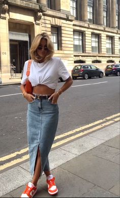 Long Jean Skirt Outfits Sneakers, Jean Skirt Midi Outfits, Outfits For Spring For Women, Long Denim Skirt Outfit Casual, Denim Midi Skirt Outfit Summer Casual, Long Jean Skirt Outfits Summer Casual, Minimalist Going Out Outfit, Midi Skirt Outfit Denim, Casual Jean Skirt Outfits