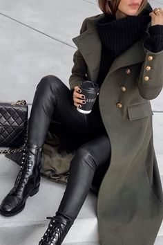 Combat Boot Outfits, Fall Transition Outfits, Transition Outfits, Black Leather Pants, Neue Outfits, Looks Chic, Mode Inspiration, Winter Fashion Outfits, Audrey Hepburn