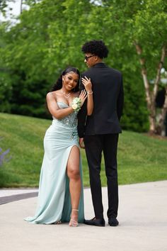 #prom prom poses, prom dress, green prom, prom Hoco Pics Couple Black, Green Hoco Couple Outfits, Prom Photos With Family, Posing For Pictures With Boyfriend, Cute Prom Outfits Couples, The Oscar’s Outfit Ideas, Prom Pictures Couples Poses Pic Ideas, Prom Dresses Matching Date, Prom Dresses With Date