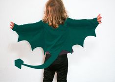 Halloween DIY dragon costume - mypoppet.com.au Kids Dragon Costume, Dragon Cape, Diy Dragon Costume, Bat Halloween Costume, Diy Dragon, Diy Couples Costumes, Easy Diy Costumes, Diy Costumes Kids