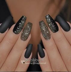 Black And Gold Nails, Black Nails With Glitter, Coffin Nails Matte, New Years Eve Nails, Gold Glitter Nails, Gold Nail, Glamorous Nails, Super Nails, Sparkle Nails