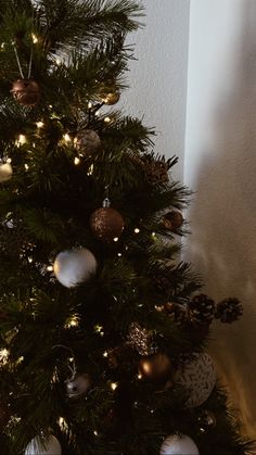 Arbol de navidad christmas tree Christmas Tree Fake Story, Berlin Museum, Christmas Dreaming, Cute Christmas Wallpaper, Instagram Time, Art Gallery Wallpaper, Foto Ideas Instagram