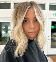 Creamy Blonde Long Bob, Bright Blonde Bob With Shadow Root, Blonde Melt Hair, Short Bob Blonde Balayage Dark Roots, Cropped Blonde Hair, Blonde Above Shoulder Length Hair, Short Creamy Blonde Hair, Root Smudge Blonde Bob