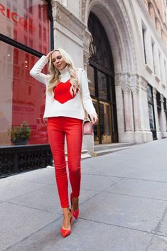 girl walking with hand on head Cute Valentine’s Day Outfits, Valentines Day Looks Outfit, Valentine Fashion, Cold Day Outfits, Cute Valentines Day Outfits