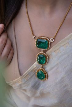 This is a stunning 3 pendant piece that is sure to make any outfit stand out! This necklace comes with earrings. Gold Green Jewelry, Necklace Pendant Ideas, Emerald Jewelry Necklace, Green Wedding Jewelry, Green Pendant Necklace, Gold Bridal Necklace, Everyday Jewellery, Fancy Jewelry Necklace, Green Pendant