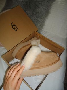 disquette slippers, tasman, vanilla, coquette, wishlist, 2023, ugg slippers, ugg outfit, aesthetic, winter, fall, shoes Ugh Slippers Outfits, Platform Ugg Slippers, Uggs Aesthetic, Slippers Outfit, Fluffy Shoes, Funky Shoes