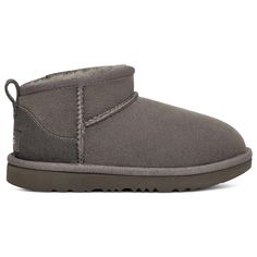 <p>our iconic boot has been scaled down in size, but not in style. The classic ultra mini features a lower shaft height to add easy on-off and enhanced versatility. Pre-treated to keep it looking better for longer, this classic features everything kids love about the original: signature sheepskin lining, an ultra-soft uggplush insole, and a flexible, ultra-lightweight sole made for all-day play. Pair with our matching women's boot for cute mini-me photo ops. The outsole of this product i Flip Flop Socks, Kids Winter Boots, Ugg Kids, Ugg Winter Boots, Snowboard Bag, Shirts For Leggings, Bike Shoes, Kids Uggs, Casual Running Shoes