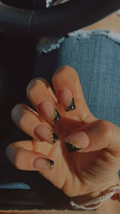 Powder Black Nails, Black Gold Short Nails, Black And Gold Biab Nails, Gold Flakes Short Nails, Black French Tip With Gold Foil, Black And Gold Nails Wedding, Nail Inspo With Gold Flakes, Gold Flake Nail Designs, Black Nails With Gold Flakes Coffin