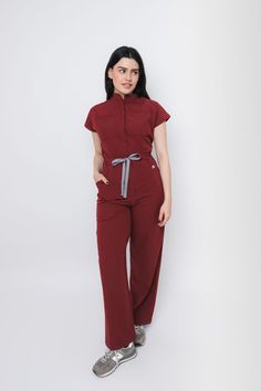 ¡Con Jogs scrubs, usar uniforme nunca había sido tan cómodo y divertido! Confeccionado con tela de 94% poliéster y 6% elastano, brindando ligera elasticidad y frescura, mientras repelen los fluidos para mantenerte impecable. La camisa es cuello tipo MAO, manga corrida y dos bolsillos en pecho. La parte de la cintura se ajusta con jareta de color contrastante para un toque divertido y el pantalón cuenta con dos bolsillos laterales amplios y corte largo acampanado para máximo confort, movilidad y Red Scrubs Outfit, Red Scrubs, Scrubs Outfit, Scrubs Uniform, Scrub Sets, Pink Outfit