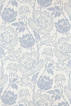 a blue and white floral wallpaper with large flowers on the back half of it