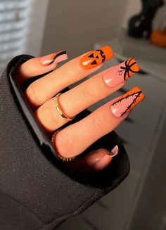 40+ Spooky and Fun Halloween Nail Art Ideas - HubPages Black Halloween Nails, Halloween Nails Easy, Cute Halloween Nails, Pumpkin Nails, October Nails, Halloween Nail Designs