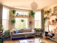 Boho decor ideas to transform your living room into a warm, unique and eclectic space. Utilize these examples to choose your colors, patterns and materials. Vintage Boho Living Room, Boho Style Room, Room Paint Colors, Boho Living, Boho Living Room, Bay Window, Small Living, Interior Design Trends, Apartment Therapy