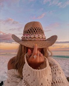 Sombrero Cowboy, Hat Aesthetic, Looks Country, Straw Cowboy Hat, Cowgirl Aesthetic, Coastal Cowgirl, Cowgirl Hats, Summer Feeling, Summer Photos