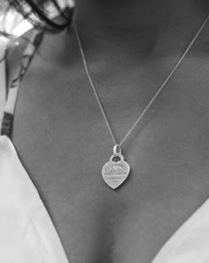 Silver Necklaces Tiffany, Tiffany's Heart Necklace, Tiffany Heart Necklace Aesthetic, Tiffany Necklace Outfit, Tiffany Necklace Aesthetic, Cutest Necklaces, Tiffany And Co Heart Necklace, Silver Tiffany Necklace, Tiffany Heart Necklace