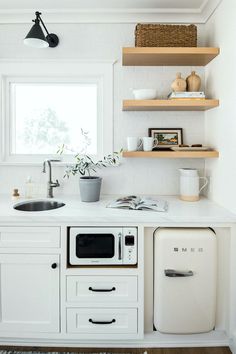 You can give me a really small kitchen over that any dayI'm not saying that there aren't some gorgeous big kitchensThey're just not my... Design Casa Piccola, Tiny Kitchens, Small Kitchenette, Tiny Kitchen Design, Desain Pantry, Basement Kitchen, Tiny House Kitchen, Big Kitchen, Studio Kitchen