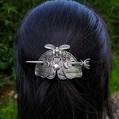 Witchy Hair, Skull Moth, Witch Hair, Moon Hair, Gothic Hairstyles, Moon Clouds, Wiccan Jewelry, Estilo Punk, Hair Sticks