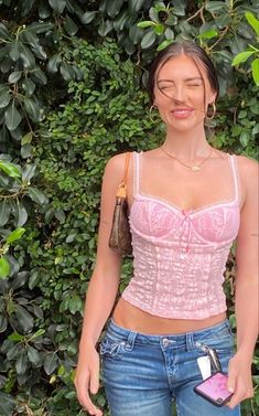 Look Kylie Jenner, Corset Top Outfit, Bekväma Outfits, Simple Closet, Looks Pinterest, Corset Outfit, Bootcut Jean, 2000s Fashion Outfits, Stil Inspiration