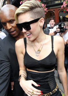 Miley Cyrus Undercut, Transition Hairstyles, Mtv Award, Girl Undercut, English Singers, Girls Short Haircuts, Beautiful Haircuts, Super Short Hair, Pixie Hair