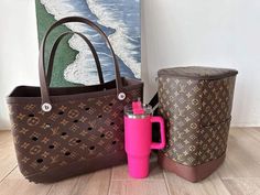 Bogg Bag Accessories Ideas, Designer Beach Bags, Beach Accessories Must Have, Bogg Bag Uses, Keychain Decor, Bogg Bag Accessories, Lv Inspired, Read Read Read, Brown Beach