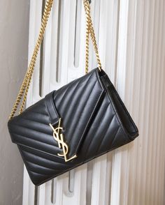 • DESCRIPTION: Saint Laurent Envelope quilted flap bag. Outside back pocket and inside small patch pocket. Can be crossbody or as shoulder bag with double chain strap. Some very light signs of wear, almost invisible.• DECADE: 2010s• DIMENSIONS: H14cm x L21cm x W15,5cm. Strap 55cm total length• MATERIAL: Leather• COLOR: Black• CLOSING: Flap• MADE IN: Italy• CONDITION: Very good• REF: SOFR1 Double Chain, Quilted Bag, Lighted Signs, Flap Bag, Chain Strap, Patch Pocket, Saint Laurent, Envelope, Shoulder Bag