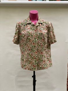 The item is in great condition Casual Collared Blouse With Floral Print, Casual Floral Print Top With Collared Neckline, Collared Cotton Tops With Floral Print, Retro Cotton Shirt With Collared Neckline, Casual Fitted Blouse With Spread Collar, Fitted Casual Blouse With Spread Collar, Retro Floral Print Shirt With Camp Collar, Classic Floral Print Button-up Top, Classic Tops With Floral Print And Relaxed Fit