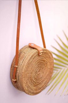 Round Straw Bag, Parisienne Chic, Estilo Hippy, Dream Aesthetic, Straw Beach Bag, Summer Handbags, Bamboo Bag, Popular Handbags, Spring Mood