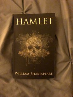 Hamlet Hamlet Book Aesthetic, Shakespeare Books Aesthetic, Classical Books To Read, Classic Book Aesthetic, Hamlet Book Cover, William Shakespeare Aesthetic, Books To Read Classic, Classic Books Aesthetic, Hamlet Book