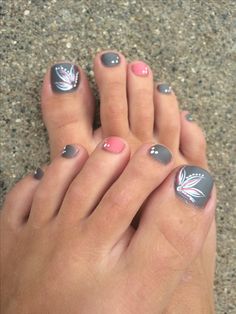 Grey/pink toe nails, flower design Pink Toe Nails, Video Makeup, Summer Nails Beach, Makeup 101