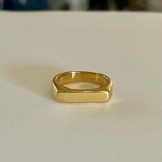 Siegelring, 14k Vergoldet Machen Sie es bedeutungsvoller und fügen Sie Personalisierung hinzu. Dieser zierliche stapelbare Goldbarrenring wäre eine perfekte Ergänzung zu Ihrer Schmuckkollektion oder ein perfektes Geschenk für einen besonderen Menschen. ✨F E A T U R E S ✨ 🔸 14K Vergoldet 🔸 Schickes, schlankes, minimalistisches Design 🔸 Kundenspezifische Gravur verfügbar 📦Verpackung 🎁 Alle meine Produkte werden in einer sorgfältigen, stilvollen und einzigartigen Verpackung an unsere Kunden geschickt. Ich verpacke mein Produkt so, dass während des Versands kein Schaden am Produkt entsteht. Wenn Sie ein Geschenkpaket wünschen, beachten Sie bitte uns und wir können eine stilvolle Verpackung für Sie machen! 📫Versand und Lieferung 🚚 KOSTENLOSER Versand für alle Bestellungen aus dem Ausland Rectangle Signet Ring, Gold Bar Ring, Simple Stacking Rings, Engraved Signet Ring, Delicate Gold Ring, Custom Signet Ring, Bar Ring, Ring Dainty, Gold Bar