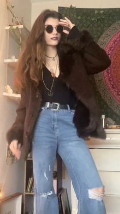 Daisy Jones & The Six Outfits, 70s Jean Jacket Outfit, 70 Inspired Outfits Summer, Thrift Inspiration Fall, 70s Fashion Dark, Modest Tomboy Outfits, Daisy Jones Aesthetic Outfits, 70s Black Outfit, Lzzy Hale Outfits