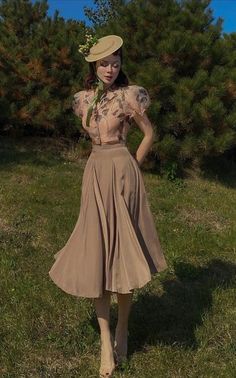 Cute 1950s Outfits, Vintage European Aesthetic Fashion, Early 40s Fashion, 50s Inspired Outfits Vintage, 1950 Aesthetic Fashion, Classy 1950s Fashion, 1940s Fashion Aesthetic, Yea Party Outfit Ideas, Vintage Womens Outfits