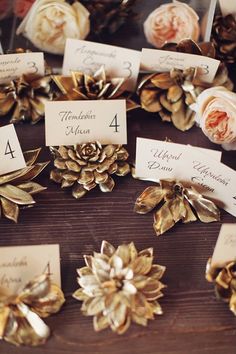 there are many place cards with flowers on them