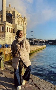 Istanbul Outfit Ideas Winter, Tourist Outfit, Winter Hijab, Turkey Trip, Simple Hijab Tutorial, Ootd Winter, Istanbul Travel, Rich Girl Aesthetic