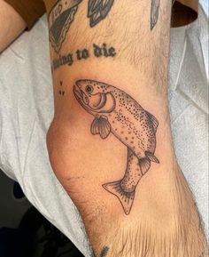 a man's foot with a fish tattoo on it and the words fishing to die