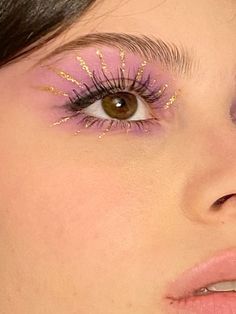 New Years Graphic Eyeliner, Festive Christmas Makeup, Whimsical Eye Makeup, Makeup Eyeliner Ideas, Glitter Face Makeup Festival, Pink And Gold Makeup Looks, Pink Glitter Makeup Looks, Glitter Makeup Halloween, Easy Fun Makeup Looks